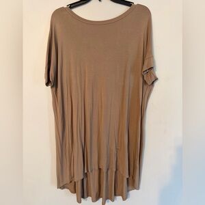 Bellamie Relaxed Short Sleeve Hi-Lo Tunic in Taupe Brown